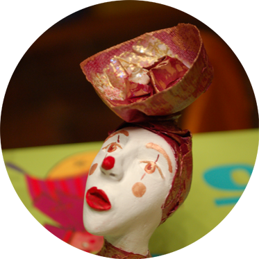 Personnage de cirque en pâte à papier. 